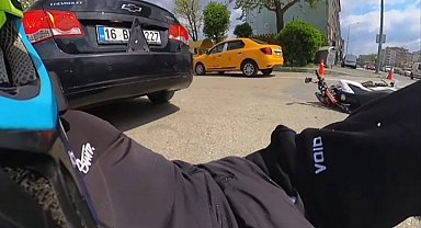 Motosiklet otomobile çarptı... O anlar kask kamerasına yansıdı