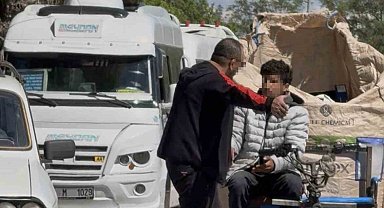 Motosikletlinin yolunu kesip tehditler savurdu