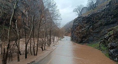 Munzur Nehri taştı, Tunceli-Ovacık yolunda ulaşım durduruldu