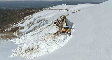 Muş'ta 5 metrelik karla zorlu mücadele