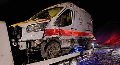 Muş'ta ambulansı devrildi: 5 yaralı