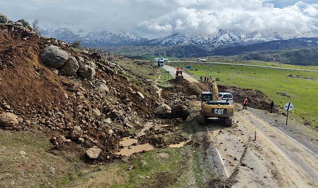 Muş'ta kara yolu çöktü
