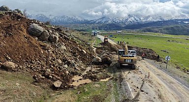 Muş'ta kara yolu çöktü