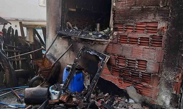 Mutfakta çıkan yangın evi küle çeviriyordu