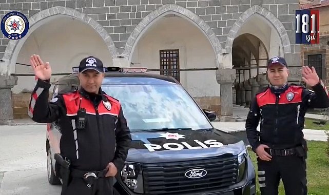 Niğde'de minik öğrencilerden polislere sevgi dolu kutlama