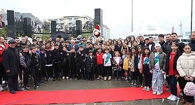 Nilüfer, 23 Nisan'ı Cumhuriyet Meydanı'nda kutladı