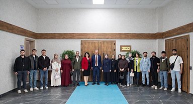 Öğrenciler vakıf eserleri deneyimlerini rektörle paylaştı