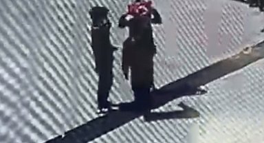 Öğrencilerin duygulandıran bayrak hassasiyeti: Düşen bayrağı yerden alıp öptü