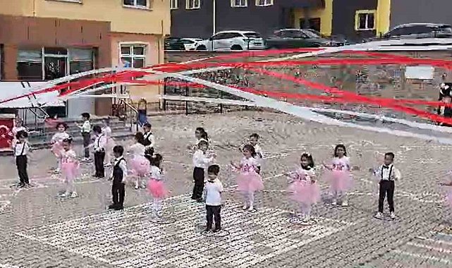 Öğretmenin üzerine tabela düştü