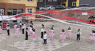 Öğretmenin üzerine tabela düştü