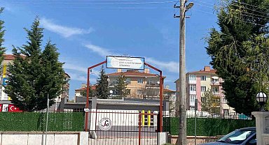 Okul çevresindeki 'şüpheli' ekipleri harekete geçirdi