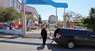 Okuldaki saldırıdan kurtulan öğrenci annesiyle okula gelip eşyalarını aldı