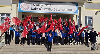 Okullarda Türk bayraklı tören