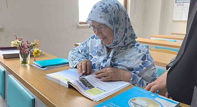 Okuma aşkı yarım kalmadı 66 yaşında okuryazar oldu