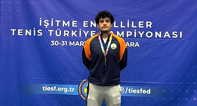 Osmangazi'nin şampiyon raketlerinden büyük başarı