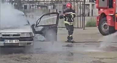 Osmaniye'de park halindeki otomobil alev alev yandı
