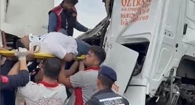 Osmaniye'de tır OSB giriş kapısına çarptı, sürücü kabinde sıkıştı