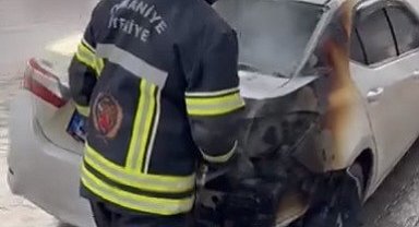 Osmaniye'de yanan otomobile ilk müdahaleyi trafik polisi yaptı