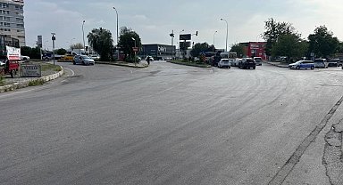 Otomobil çarptı, elektrikli bisiklet ikiye bölündü: Sürücü havada takla attı