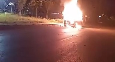 Otomobil gece yarısı alevlere teslim oldu, kullanılamaz hale geldi