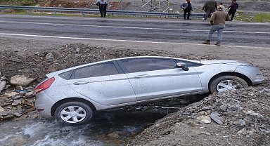 Otomobil kanala düştü: 2 yaralı