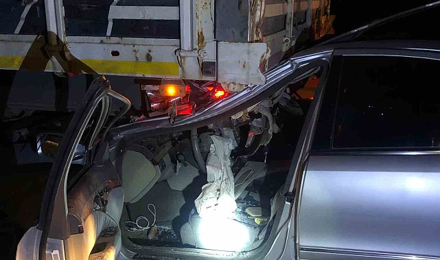 Otomobil park halindeki tıra çarptı, köy muhtarı ağır yaralandı