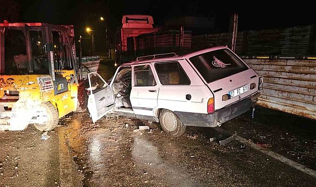 Otomobil, yük indiren forklifte çarptı: 4 yaralı