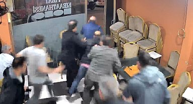 Otomobilden çıkan yüksek ses camları titretti kahvehanedekiler deprem korkusu yaşadı