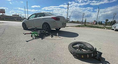 Otomobille çarpışan elektrikli bisiklet ikiye bölündü: 1 yaralı