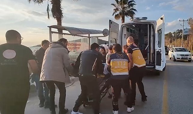 Otomobille çarpışan motosiklet durağa daldı: 2 yaralı