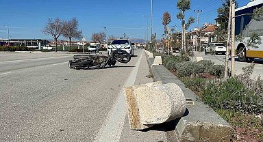 Otomobille çarpışan motosiklet karşı şeride sürüklendi: 1 yaralı