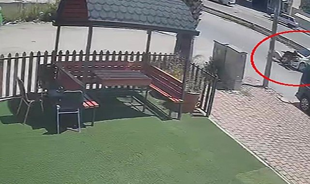 Otomobille motosikletin çarpıştığı kaza güvenlik kamerasında: 1 yaralı