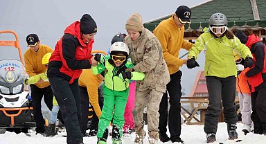 Palandöken'de sevgiye uzanan jandarma eli