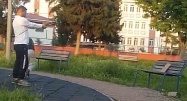 Parkta çocuğa oyuncak silahla atış talimi yaptırdı