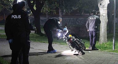 Parkta iki grup tabanca ve bıçakla birbirine girdi: 2 yaralı