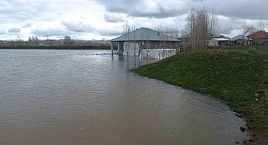 Patnos'ta sağanak taşkına neden oldu: Evleri su bastı