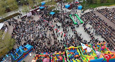 Pendik'te 23 Nisan coşkusunun yaşandığı çocuk şenliği havadan görüntülendi