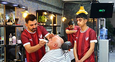 Play-off yolunda örnek hareket: Dükkanı bordo-beyaza boyadı, müşterilere forma dağıttı