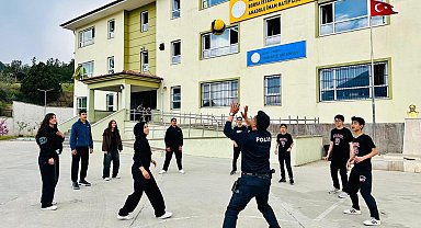 Polis, öğrencilerin voleybol heyecanına ortak oldu