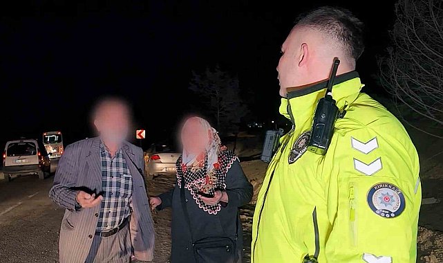 Polisle yaşlı çift arasında dikkat çeken diyalog: Dakikalarca dil döken çiftin kim olduğu ortaya çıktı