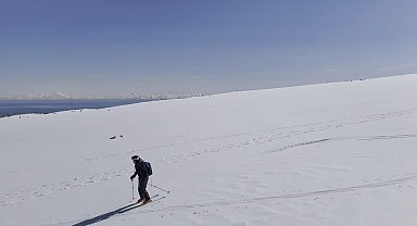 Polonyalı dağcılar Süphan Dağı'ndan kayakla indi