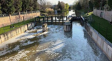 Porsuk Çayı'nın yüzeyi köpükle kaplandı