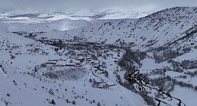 Refahiye'de nisan ayında kar sürprizi