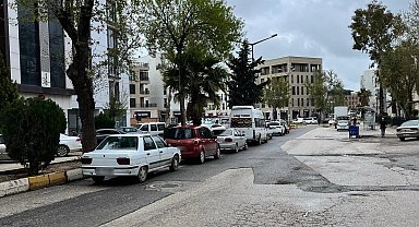 Refüj dibine park edilen araçlar pes dedirtiyor