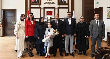 Rektör Çakmak'tan 23 Nisan jesti: Koltuk Asya Mina'ya emanet