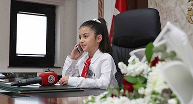 Rektör Prof. Dr. Altun, koltuğunu Minik Emine Defne'ye devretti