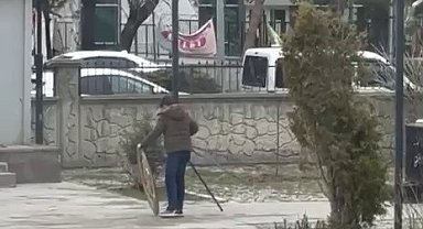 Rüzgârın devirdiği polis çelengini genç yerine koydu