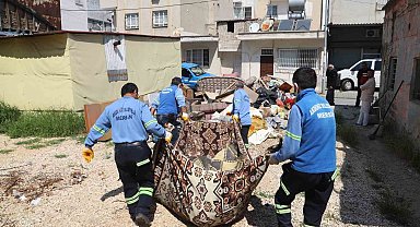 Sahiplerinin yaşamını yitirdiği evden bir kamyon çöp çıktı