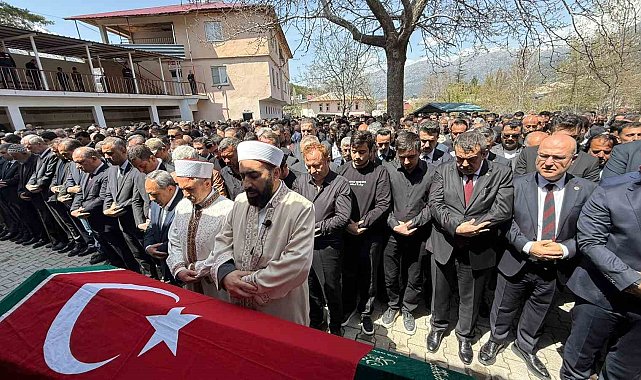 Saldırıda öğrencilerine siper olan öğretmen, gözyaşlarıyla son yolculuğuna uğurlandı