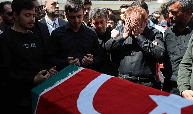 Saldırıda ölen öğretmenin eşi ve çocukları tabut başında gözyaşı döktü